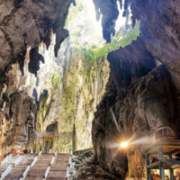 バトゥ洞窟 行き方 「マレーシアの神秘的な鍾乳洞」
